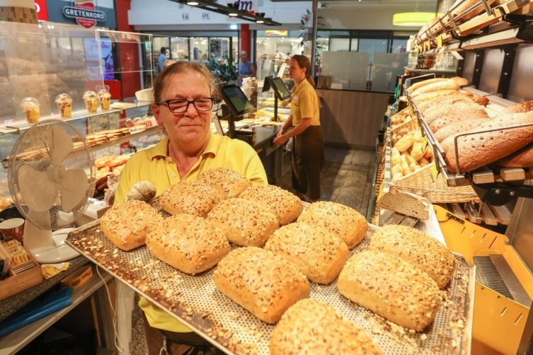 Nicht allein Strom und Gas lassen die Brotpreise steigen - In der Filiale der Bäckerei Möbius in der Chemnitzer Ermafa-Passage räumt Mitarbeiterin Silke Feldner die frischen Brötchen ins Regal ein. 