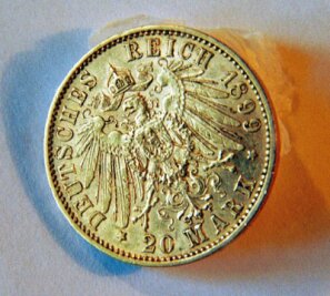 Nicht alles Gold, aber Mark - Bargeld lacht: Diese 20-Goldmark-Münze von 1899 brachte ihren Wert noch selber mit - sie enthält rund sieben Gramm des Edelmetalls, die nach heutigem Goldkurs rund 360 Euro wert sind. Die historischen Münzen werden unter Sammlern aber je nach Zustand zwischen 500 und 1000 Euro gehandelt.