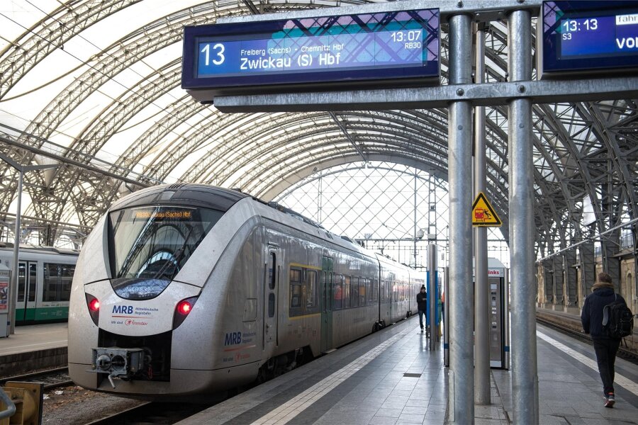 „Nicht hinnehmbar“: Kritik an MRB-Plan für Linie Chemnitz - Zwickau - Die MRB fährt zwischen Dresden und Zwickau als Regionalexpress (RE3) mit wenigen Haltepunkten und als RB30, die überall hält.