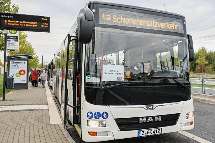 Nicht jede Haltestelle wird bedient - Bus statt Bahn: An der Haltestelle Technopark wechseln Pendler und Reisende zwischen Zug und Bus. Die Zugstrecke nach Aue ist wegen Bauarbeiten gesperrt. Der Bus im Bild bedient die Strecke nach Thalheim. 