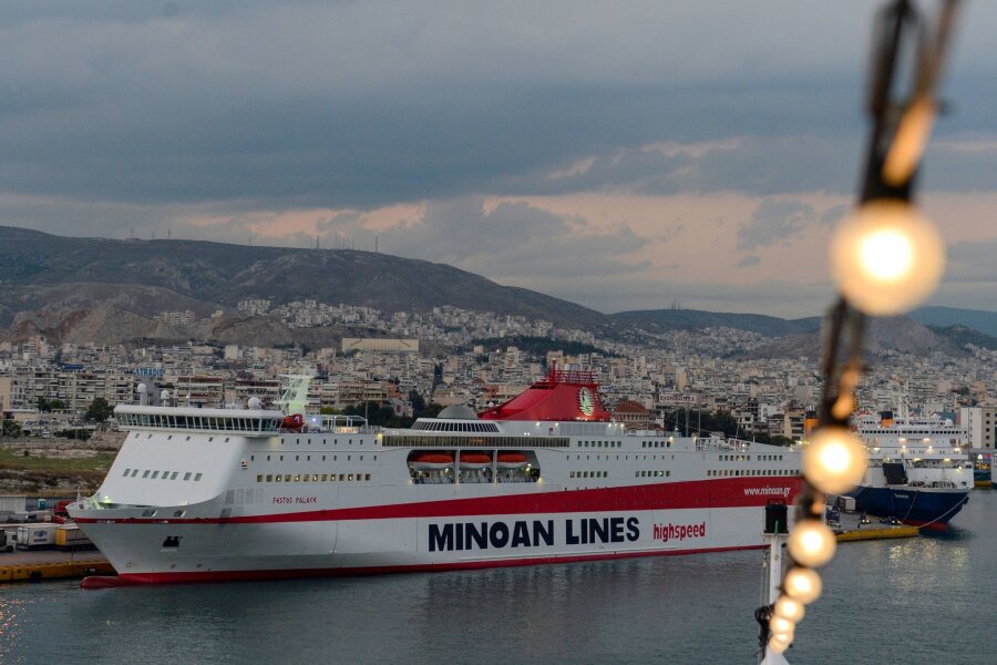Nicht mit voll geladenem E-Auto auf griechische Fähre - Auf griechischen Fähren dürfen E-Autos und Plug-in-Hybride seit Mitte April nur zu maximal 40 Prozent geladen sein.