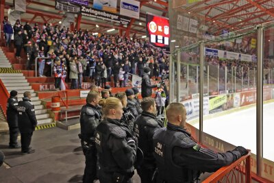 Nicht nur Alditüten und Schweineohren: Was zur Eishockey-Rivalität zwischen Crimmitschau und Selb geführt hat - Blick zum Fanblock der Gäste: Die Polizei war bei Spielen zwischen Crimmitschau und Selb auch im Kunsteisstadion präsent.