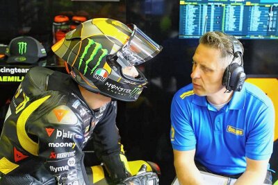 Nicht nur auf den Sachsenring, sondern mit Valentino-Rossi-Racing um die Welt - Abstimmungsgespräch: Fahrwerkstechniker Rico Stoll betreut unter anderem das Team Mooney-VR-46-Racing mit Luca Marini. Der Pilot ist der Halbbruder der Ex-Rennfahrer-Legende Valentino Rossi.