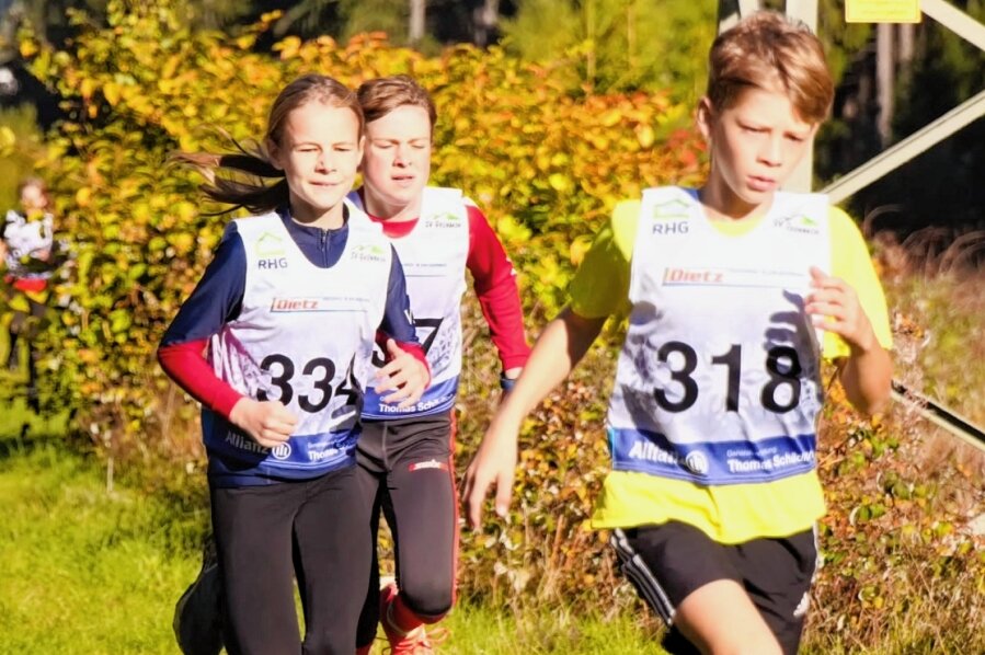 Nicht nur die Sonne strahlt - Der SV Grünbach freute sich vor allem darüber, dass wieder mehr Kinder am Herbstcrosslauf teilgenommen haben. Und die schenkten sich auf der Strecke nichts.