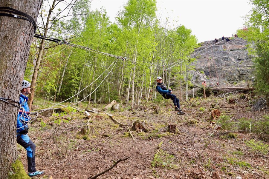 Nicht nur für Action-Fans im Erzgebirge: Eibenstock bietet mit Zipline eine neue Attraktion - Kursteilnehmer Dominik Schwarz testet die „Flying Fox“.