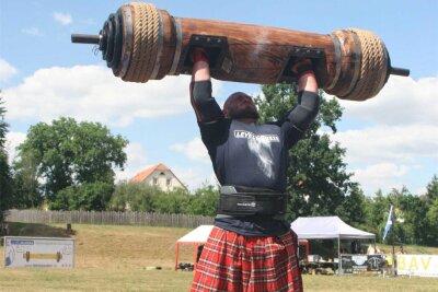 Nicht nur für starke Männer: Erzgebirger will ersten Strongman-Verein in Region gründen - Nico Freudenberg stemmt einen sogenannten Log, 150 Kilogramm schwer.