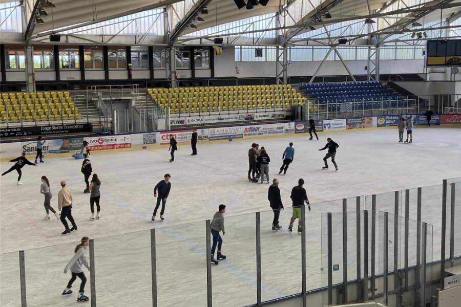 Nicht nur für Vereine: Eissporthalle am Küchwald öffnet zum zweiten Mal diesen Sommer für die Öffentlichkeit - Eislaufen im Sommer kam vor den Ferien gut an. Ab 12. August geht es weiter.