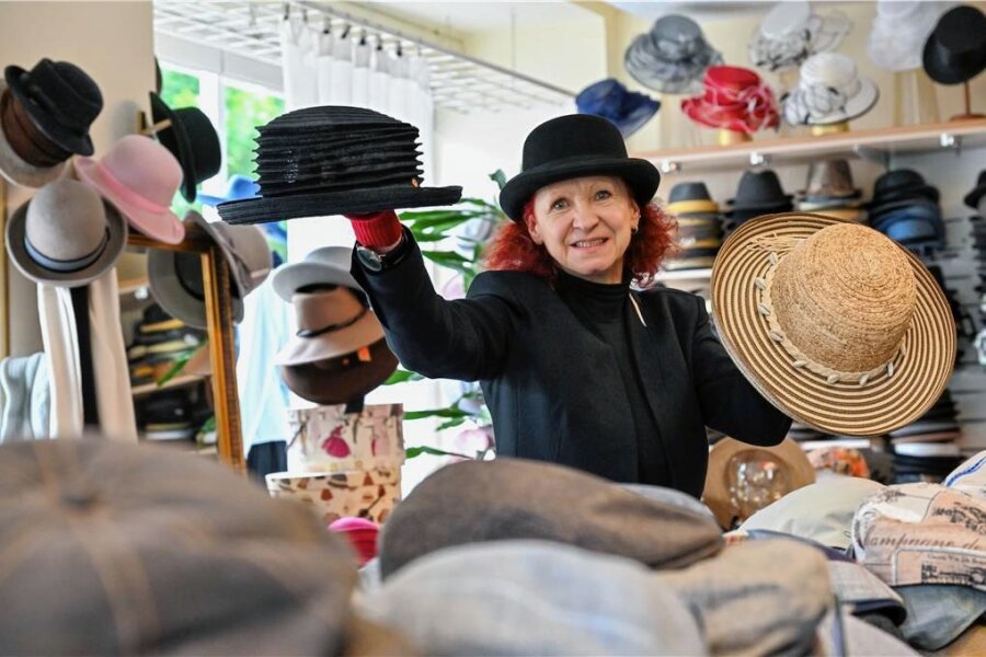 Nicht nur fürs Hutfestival: Zehn Tipps für Hutträger und solche, die es werden wollen - Kathrin Steinert, Inhaberin von "Hut-Förster", zeigt Strohhüte mit aufgebogenem Rand. So sind sie in diesem Sommer in Mode. 