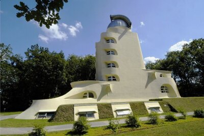 Nicht von dieser Welt - mit Mut zur Ikone - Bis heute mit großer Strahlkraft: der futuristisch gestaltete Einsteinturm im Wissenschaftspark Albert-Einstein in Potsdam. 