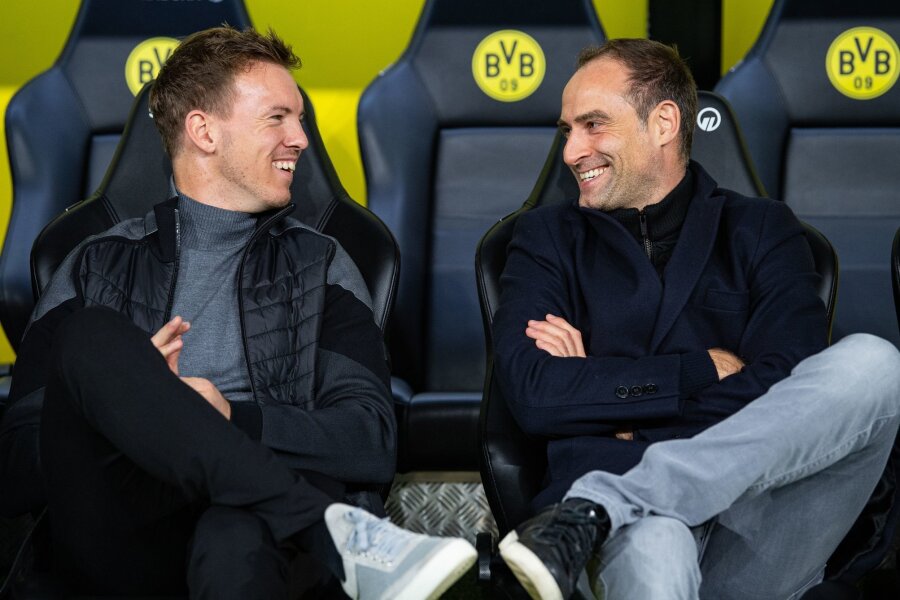 Nichts für 25 Millionen: Mintzlaff witzelt über Trainersuche - Leipzigs Trainer Julian Nagelsmann (l) und Oliver Mintzlaff, Geschäftsführer RB Leipzig sitzen vor dem Spiel auf der Trainerbank und unterhalten sich. Mintzlaff trauert dem Abgang von Nagelsmann hinterher.