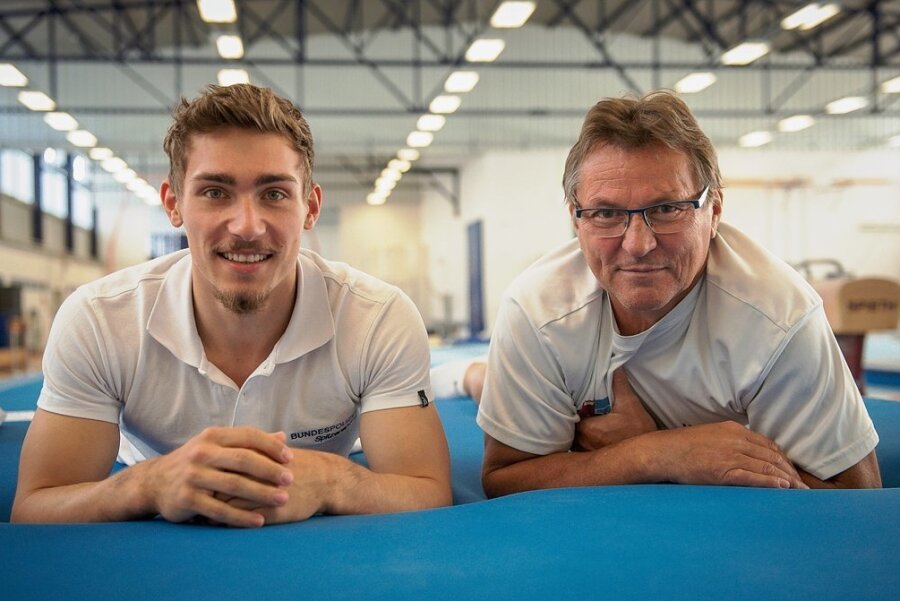Nick Klessing (links) SV Halle mit Trainer Hubert Brylok in der Geräteturnhalle am Sportgymnasium Halle