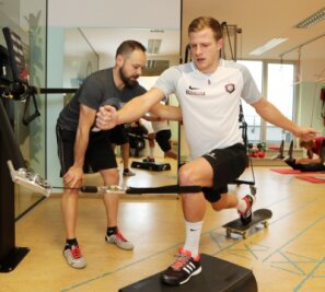 Nicky Adlers doppelte Vorfreude - Bei seinen Rehaübungen wird Nicky Adler in Leipzig von Sporttherapeut Daniel Förster fachmännisch betreut undgefordert.