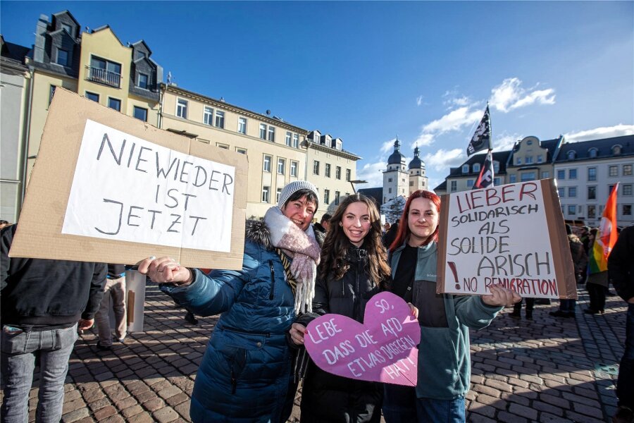 „Nie wieder ist jetzt“: Warum diese Vogtländer gegen Rechtsextremismus auf die Straße gehen - Alexandra und Magdalena Erler sowie Julie Speck (von links) kamen am Samstag aus dem Göltzschtal nach Plauen.
