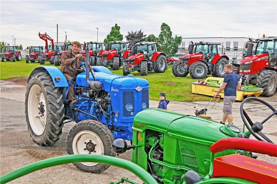 Niederalbertsdorf: Hier trifft moderne Landtechnik auf historische Maschinen - Historisches trifft auf Modernes - Besucher des Traktoren- und Oldtimertreffens bekommen beides zu sehen. 