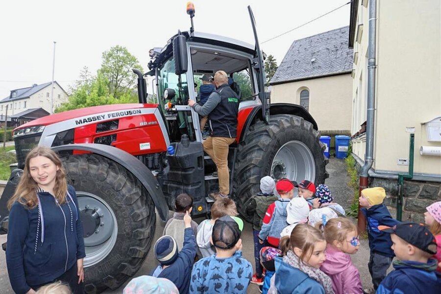 Niederalbertsdorf: Überraschung wird mit Traktor überbracht - Auffregung im Kindergarten Niederalbertsdorf: Ein Traktor rollte dort am Dienstag vor. 