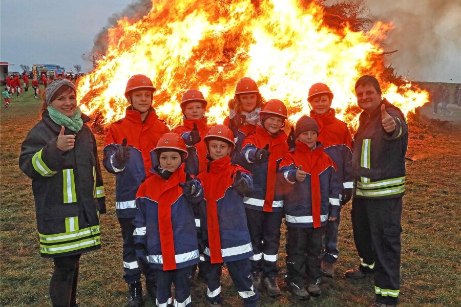 Niederalbertsdorf: Zum Jubiläums-Osterfeuer spielt diesmal eine Liveband - Der Feuerwehrnachwuchs aus Niederalbertsdorf ist am Freitag zum 30. Osterfeuer für die Flammen zuständig.