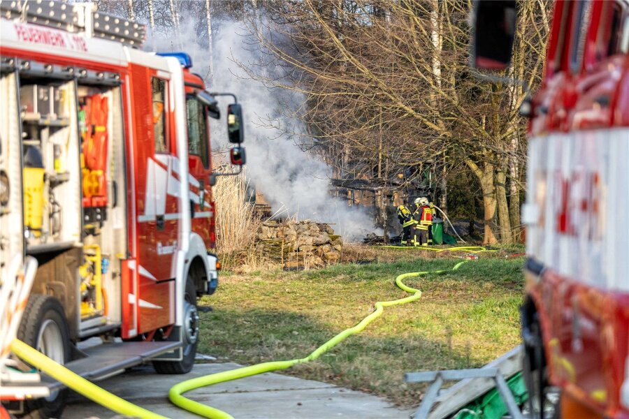 Niederbobritzsch: Carport in Brand geraten - Der Unterstand an der Hauptstraße in Niederbobritzsch konnte nicht gerettet werden, dafür ein nahes Haus.