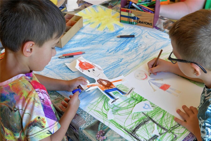 Niederbobritzsch: Wie die Kita „Sonnenkäfer“ den Weltkindertag vorbereitet - Diese Jungen aus der Kita „Sonnenkäfer“ in Niederbobritzsch malen und gestalten Plakate zum Thema Kinderrechte.