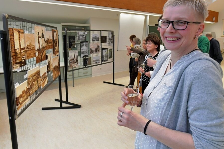 Niederbobritzscherin setzt historische Postkartenmotive neu ins Bild - Romy Schön in der Ausstellung im Kunstraum des Berufsschulzentrums "Julius Weisbach", die bis zum 13. April besichtigt werden kann.