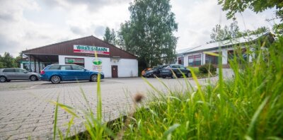 Niederdorf und Stollberg streiten um Pläne für Lebensmittelmarkt - Wo derzeit Wreesmann und andere Geschäfte angesiedelt sind, könnte ein großer Lebensmittelmarkt entstehen. 