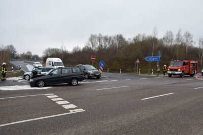 Niederdorf: Zwei Verletzte bei Unfall an A 72-Auffahrt - 