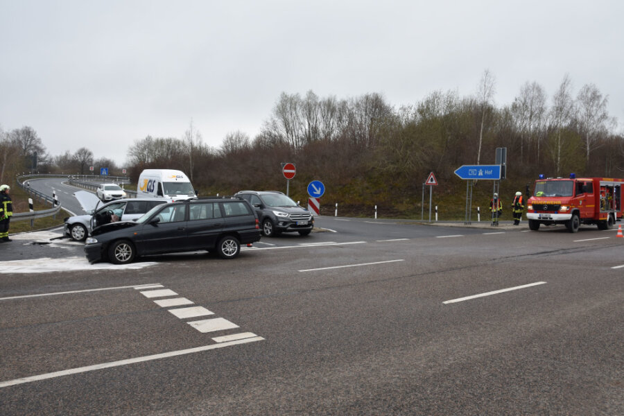 Niederdorf: Zwei Verletzte bei Unfall an A 72-Auffahrt - 