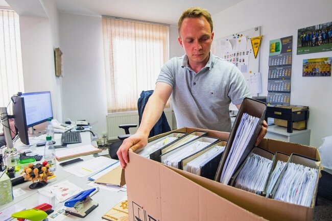 Die Gemeindeverwaltung Niederdorf wird zur Arztpraxis umgebaut - Bürgermeister Stephan Weinrich muss dafür sein Büro räumen und Umzugskisten packen. 