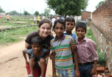 Niederfrohnaerin lernt in der Fremde - Lea Glauche aus Niederfrohna bei einem Arbeitseinsatz mit Schülern in der Nähe von Jaipur.