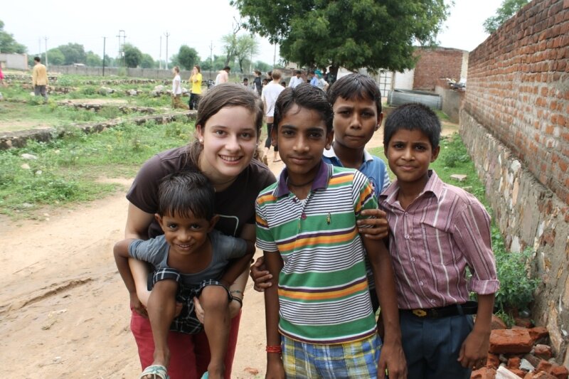 Niederfrohnaerin lernt in der Fremde - Lea Glauche aus Niederfrohna bei einem Arbeitseinsatz mit Schülern in der Nähe von Jaipur.