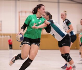Niederlage hält sich im Rahmen - Nur selten konnten sich die Zwönitzer Verbandsliga-Handballerinnen um Laura-Jane Mosel, die zweimal traf, gegen die Weißenbornerinnen durchsetzen. Beim Staffelfavoriten setzte es die erwartete Niederlage. 