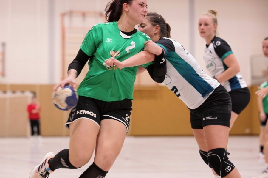 Niederlage hält sich im Rahmen - Nur selten konnten sich die Zwönitzer Verbandsliga-Handballerinnen um Laura-Jane Mosel, die zweimal traf, gegen die Weißenbornerinnen durchsetzen. Beim Staffelfavoriten setzte es die erwartete Niederlage. 