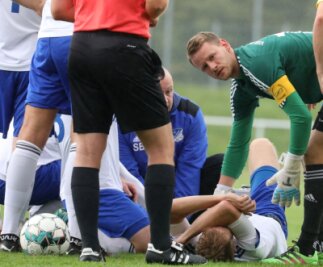 Niederlage mit Schrecksekunde - Ein banger Blick des neuen Glauchauer Kapitäns Dominik Reissig, der sich um seinen verletzten Mannschaftsgefährten Tobias Dreiucker sorgt. 