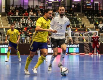 Niederlage schmerzt doppelt - Futsal-Nationalmannschaftskapitän Christopher Wittig (rechts im Zweikampf mit Liridon Makolli) und seine Teamgefährten mussten sich im Länderspiel gegen Schweden mit 3:4 geschlagen geben. 