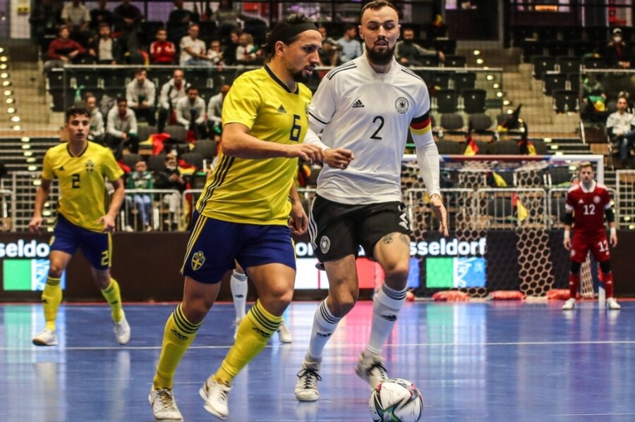 Niederlage schmerzt doppelt - Futsal-Nationalmannschaftskapitän Christopher Wittig (rechts im Zweikampf mit Liridon Makolli) und seine Teamgefährten mussten sich im Länderspiel gegen Schweden mit 3:4 geschlagen geben. 