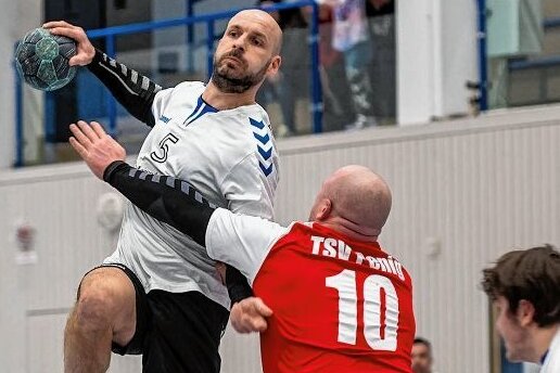 Niederlage zum Saisonstart für Handballer aus Mittweida - Linksaußen Marcus Pollmer, hier in einem Spiel aus der Vorsaison, erzielte drei Treffer aus fünf Würfen gegen Einheit Plauen II. 