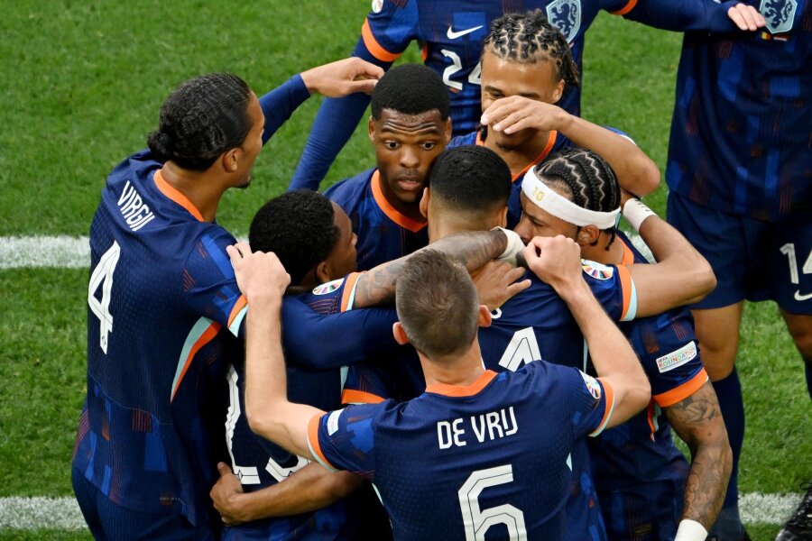 Niederlande jubeln über 3:0 - Erstes Viertelfinale seit 2008 - Die Niederländer setzten sich klar gegen Rumänien durch.