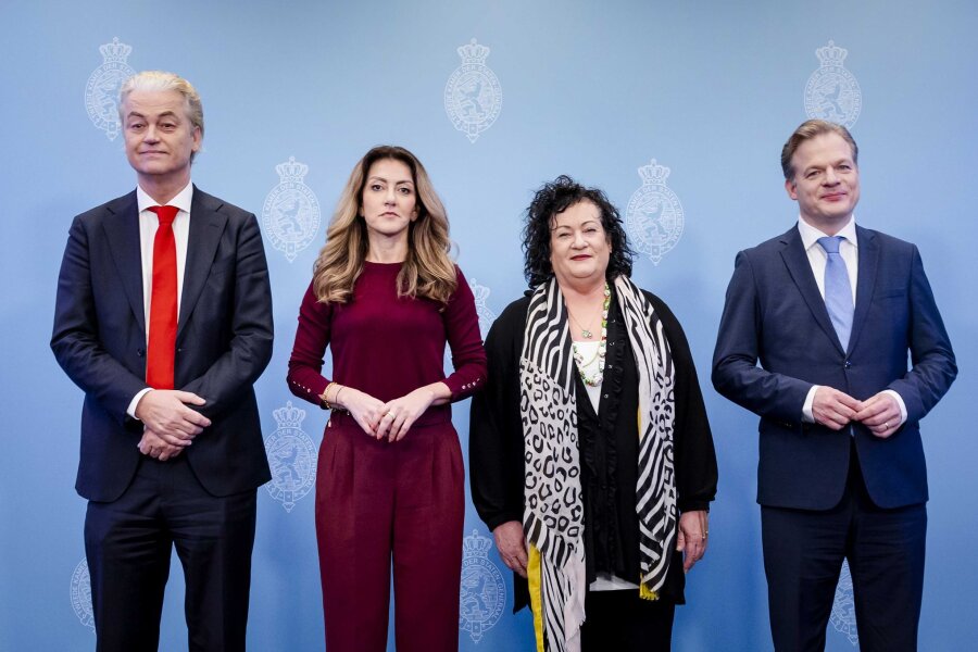Niederlande: Wilders kündigt radikalen Kurswechsel an - Koalitionäre in spe: Von links Geert Wilders (PVV), Dilan Yesilgoz von der rechtsliberalen VVD, Caroline van der Plas von der rechtspopulistischen Bauernpartei BBB und Pieter Omtzigt von der neuen rechtskonservativen NSC.