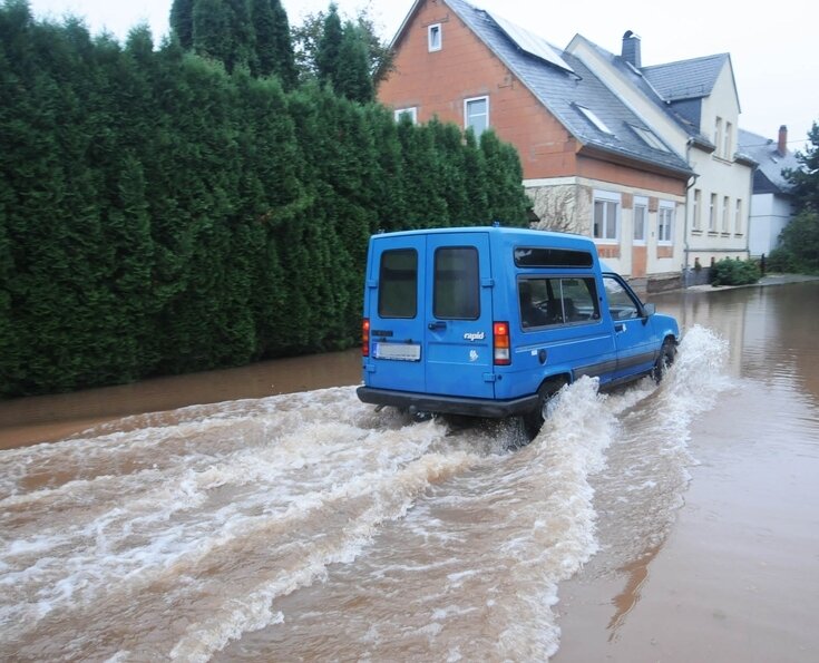 Niederlungwitz: Zum dritten Mal in diesem Jahr herrscht Hochwasser - 
              <p class="artikelinhalt">Einige Autos ignorierten zum Ärger der Anwohner die Sperrung der Straße des Friedens. Die Flutwellen schwappten in die Grundstücke. </p>
            