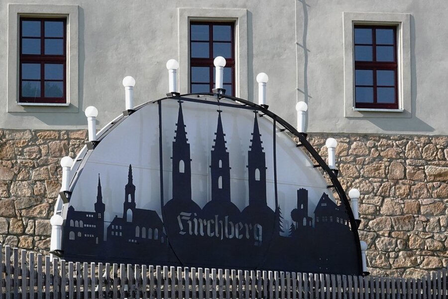 Niedersachsen suchen Zeitzeugen zu Schwibbogen aus Kirchberg - Wer hat diesen Schwibbogen, der am Kirchberger Meisterhaus steht, einst gebaut? Dafür interessieren sich ausgerechnet Niedersachsen. 