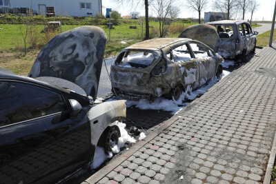 Niederschöna: Drei Autos brennen aus - Die drei Fahrzeuge standen hintereinander auf der Falkenberger Straße.