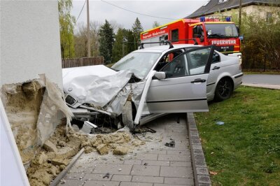 Niederwiesa: Auto prallt gegen Grundschule - 