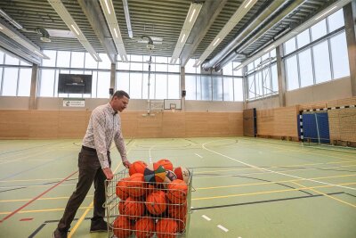 Niederwiesa eröffnet neue Sporthalle: Das Sechs-Millionen-Euro-Wunder - Lars Meinig ist als Hausmeister für die Sportstätten auf dem „Bildungsberg“ in Niederwiesa zuständig. Die Halle verfügt über zwei Geräteräume mit jeweils zwei Türen.