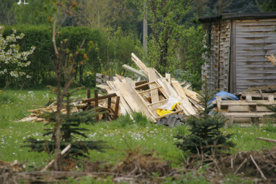 Mit einer Explosion wurde eine Gartenlaube in Niederwiesa zerstört.