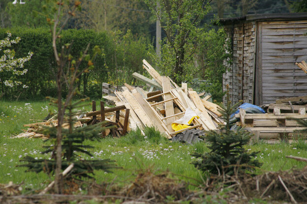 Mit einer Explosion wurde eine Gartenlaube in Niederwiesa zerstört.