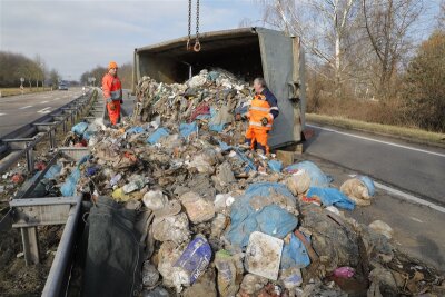 Niederwiesa: Laster verliert Müllcontainer - B 173 gesperrt - 