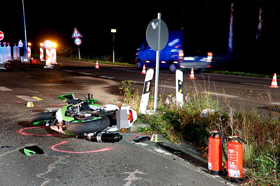Niederwiesa: Offenbar zwei Verletzte nach Unfall auf B 173 - Nach ersten Polizeiangaben sind in den Verkehrsunfall ein Skoda und ein Motorrad verwickelt.