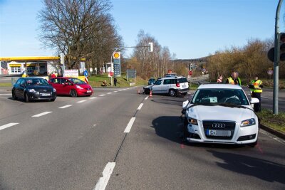 Niederwiesa: Skoda kollidiert mit Audi auf B 173 - B 173 bei Niederwiesa musste nach einem Unfall mehr als eine Stunde gesperrt werden.