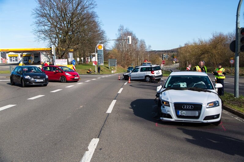 Niederwiesa: Skoda kollidiert mit Audi auf B 173 - B 173 bei Niederwiesa musste nach einem Unfall mehr als eine Stunde gesperrt werden.