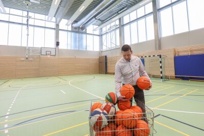 Niederwiesa: Sporthalle könnte für die Gemeinde doch teurer werden - Hausmeister Lars Meinig verwaltet nicht nur die Basketbälle, sondern bedient auch die moderne Elektronik und Belüftungstechnik der Sporthalle.
