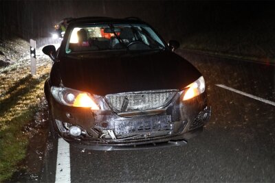 Niederwiesa: Wildschwein verendet nach Unfall - Bei der Kollision mit einem Wildschwein ist ein Fahrzeug so beschädigt worden, dass es abgeschleppt wurde.